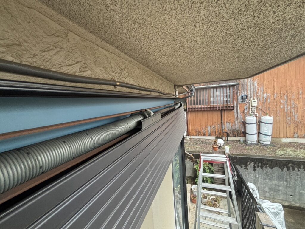 1階窓手動シャッター スプリング交換工事｜文化製の修理事例