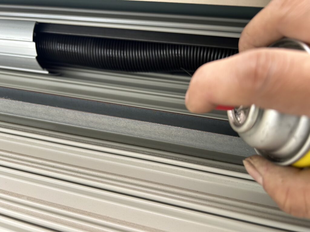 窓用手動シャッターのメンテナンス作業の修理事例