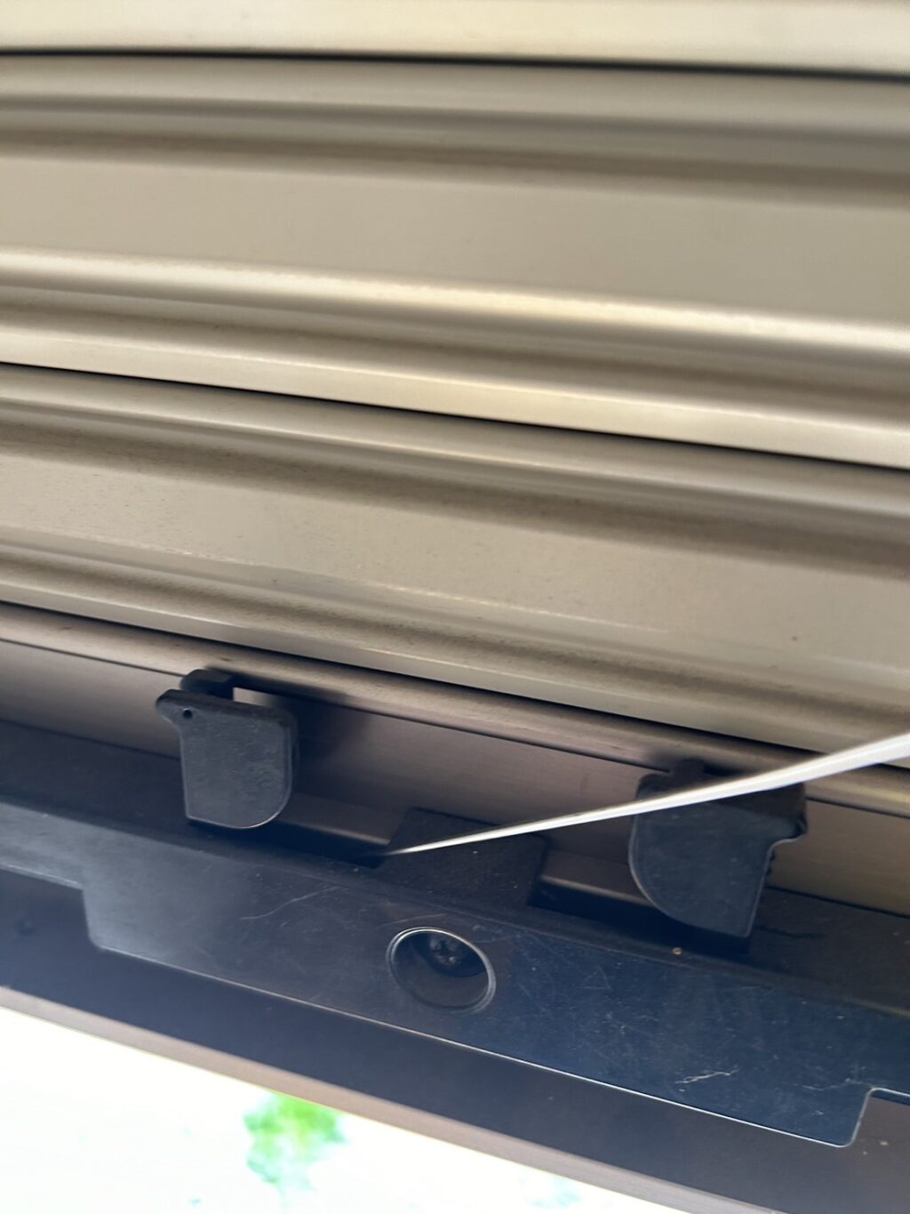 窓手動シャッターの開錠・鍵注油作業の修理事例