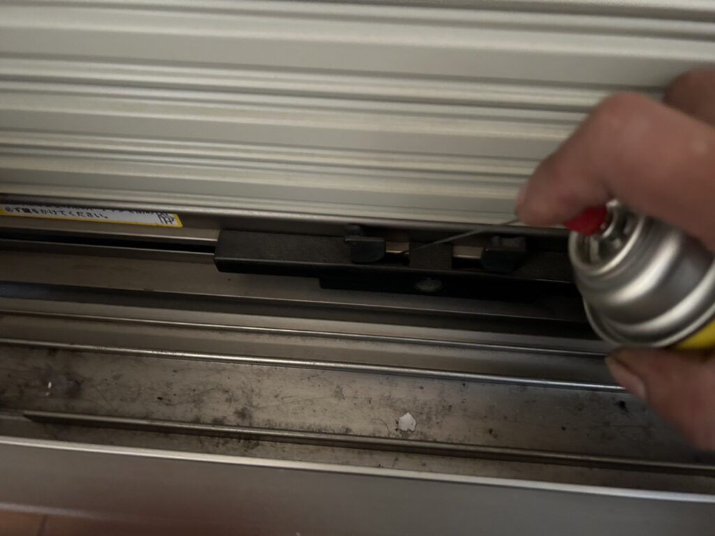 窓手動シャッターのレール調整と注油の修理事例