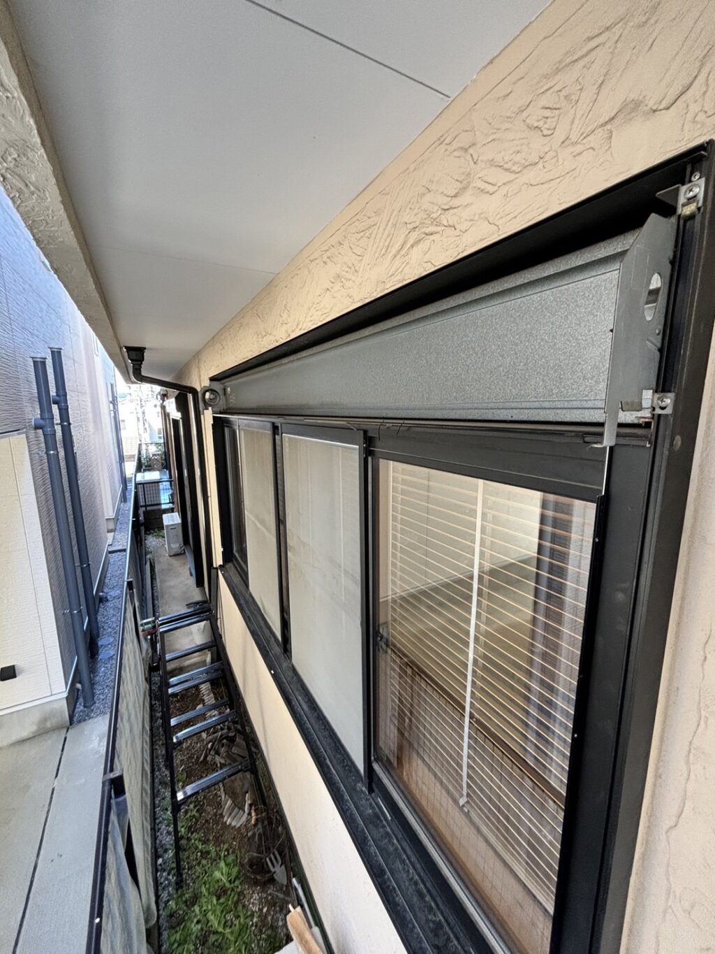 戸建て住宅二階ベランダ電動シャッターの手動化工事のご報告の修理事例