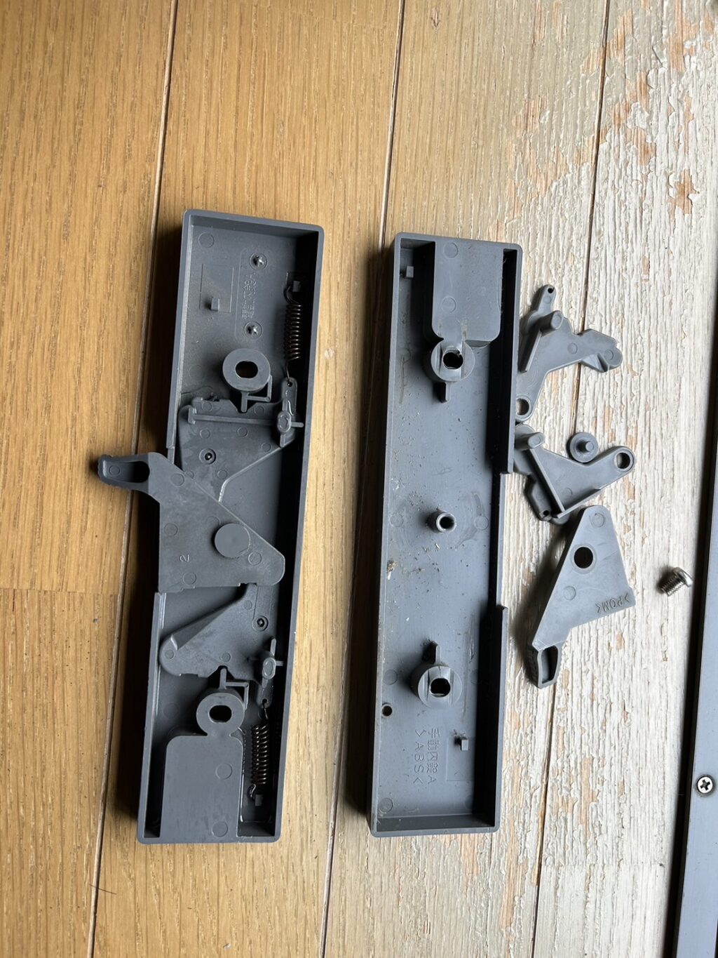 窓用手動シャッターの鍵オーバーホールの修理事例