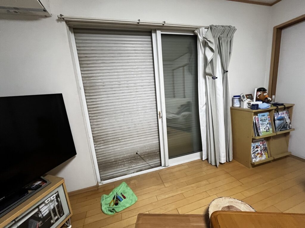 トステム製 掃き出し窓電動シャッター｜スラット外れ復旧および交換見積のご案内の修理事例