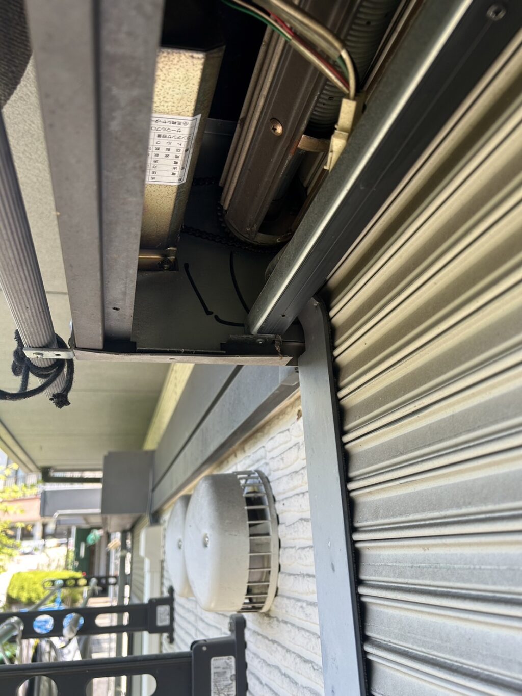 複数窓シャッターの電動化工事（ソムフィ）の修理事例