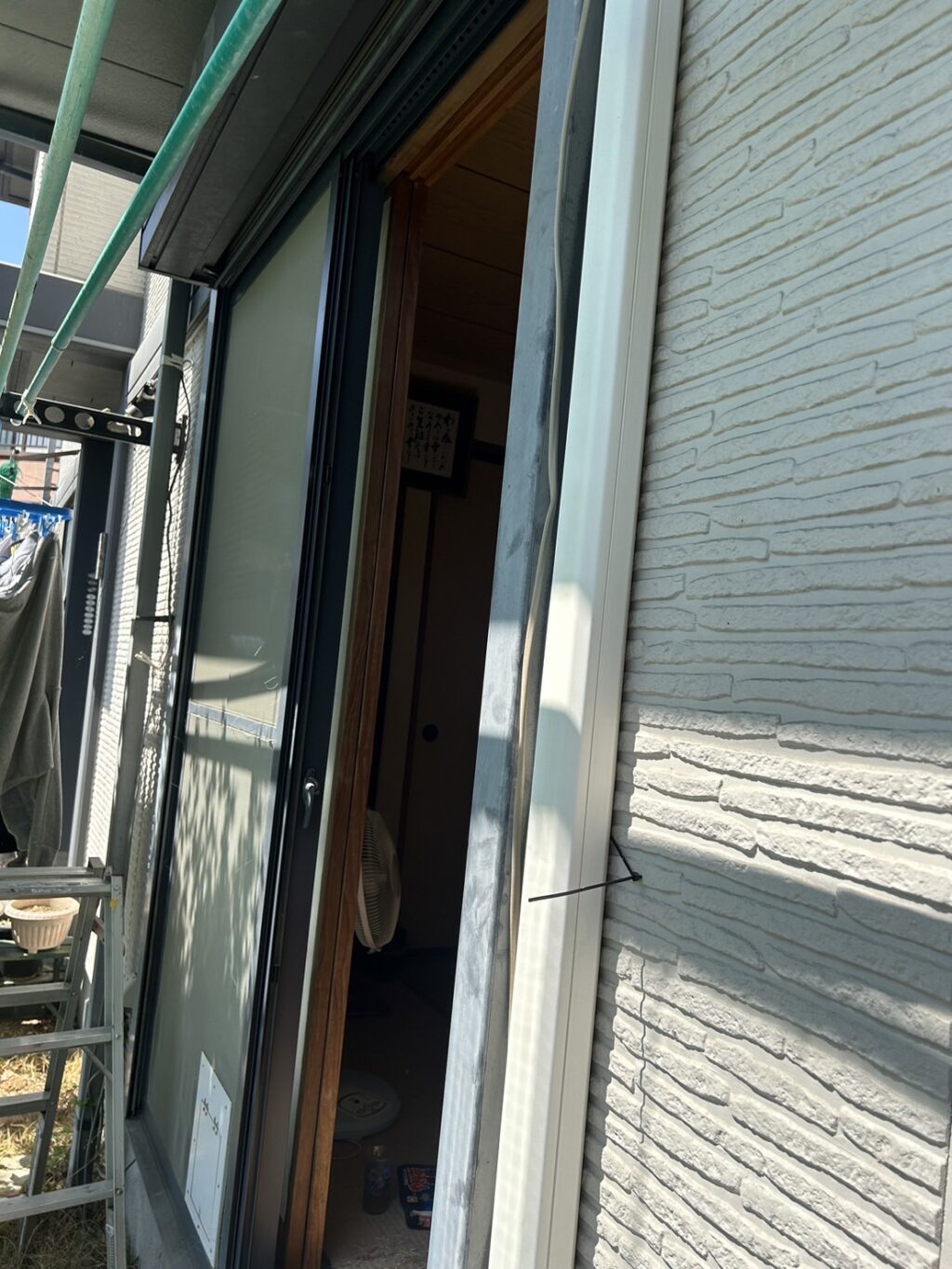 トステム製窓手動シャッターの鍵受け固定工事の修理事例