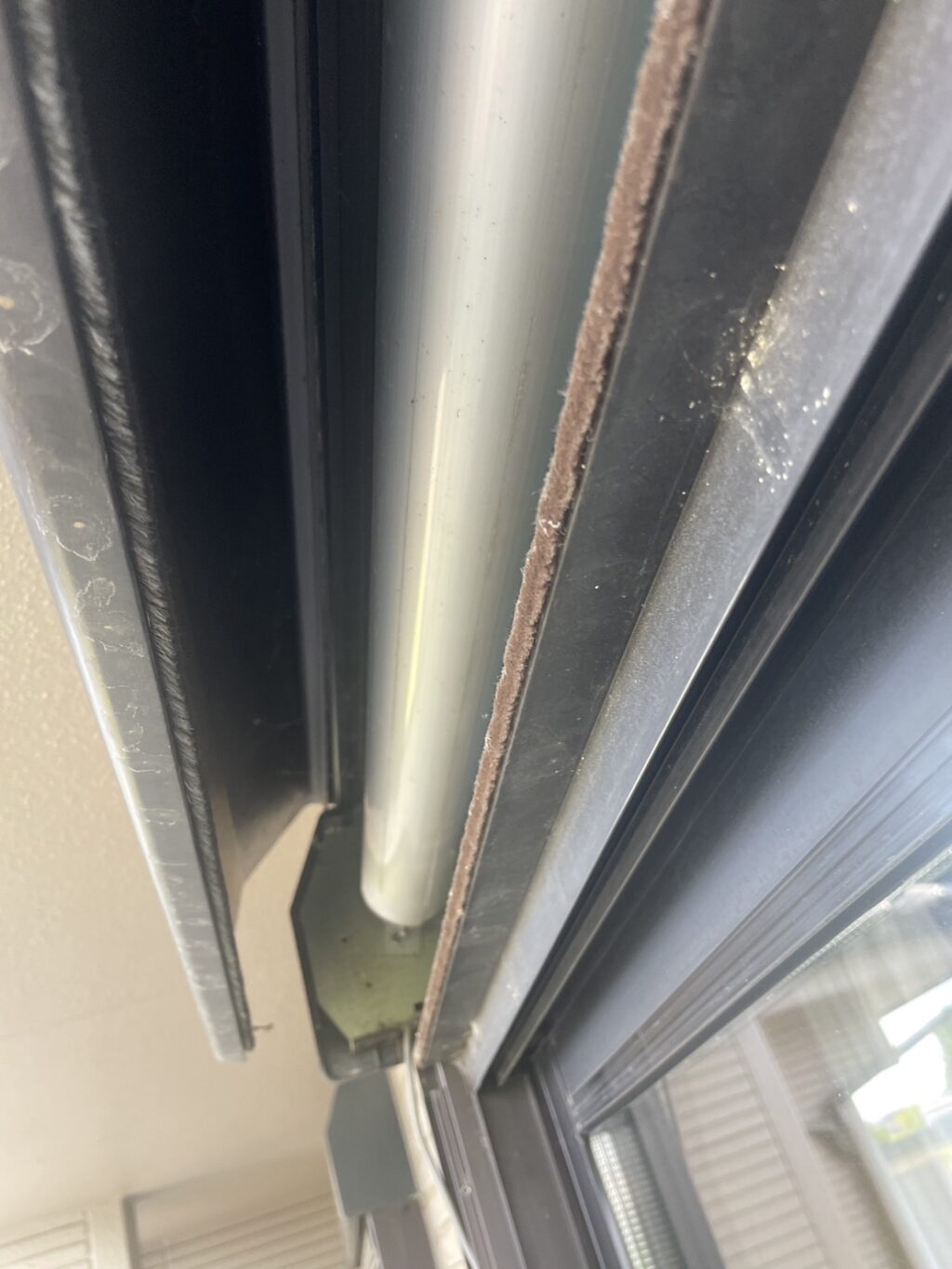 TOSTEM製 住居1階シャッター修理の修理事例