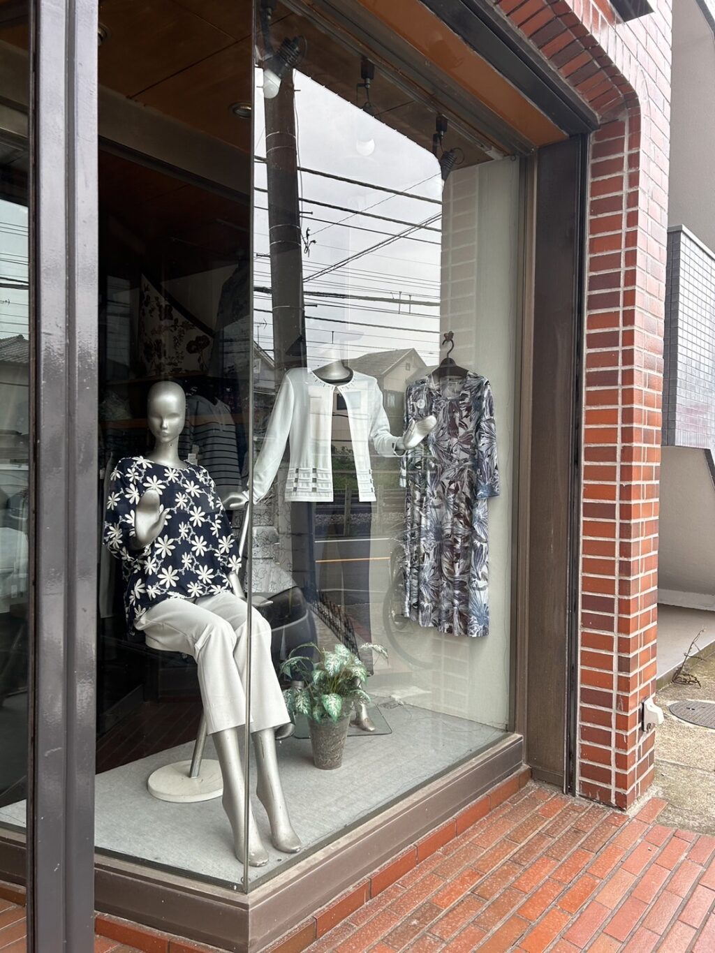 店舗電動シャッターの開閉機不良と点検口設置対応の修理事例