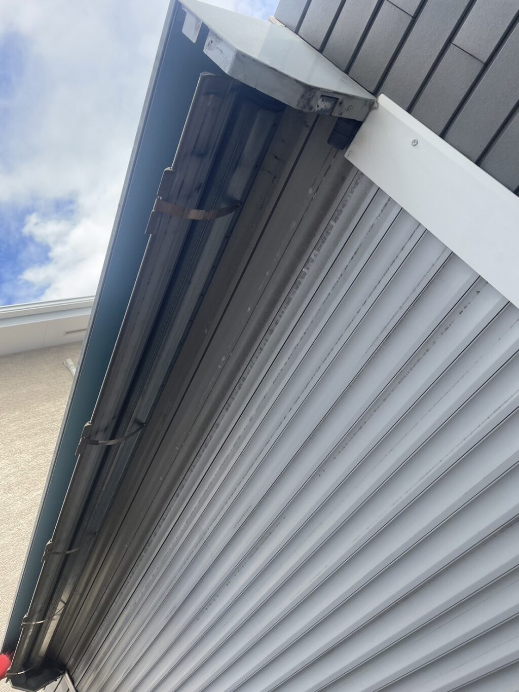 動かなくなった手動シャッターの開錠作業の修理事例