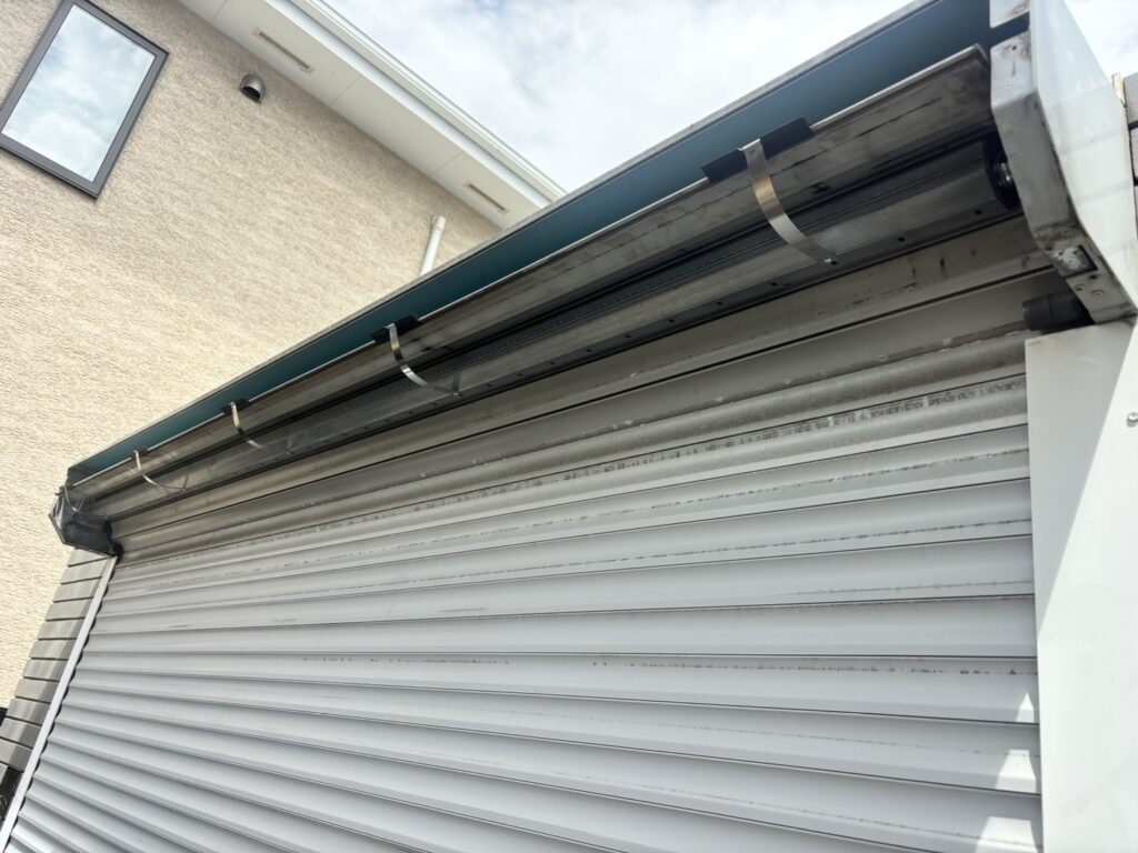 文化シャッター製窓手動シャッターのスラット調整の修理事例