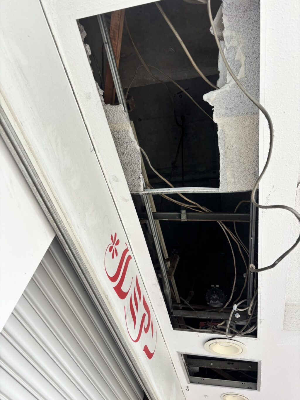 店舗入口電動シャッターの開閉機交換の修理事例