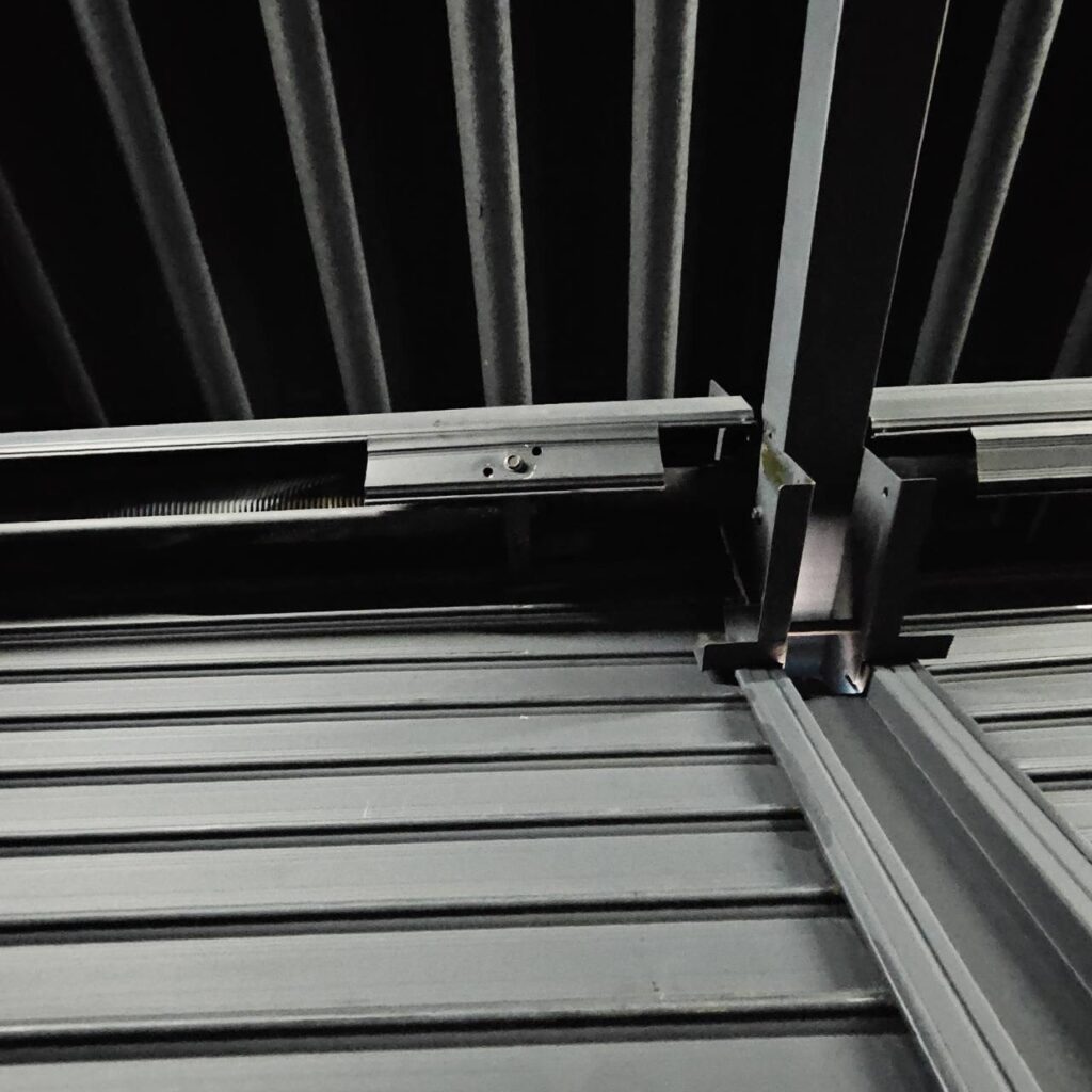 三和製手動車庫シャッターをスラット・レール含む全面交換の修理事例