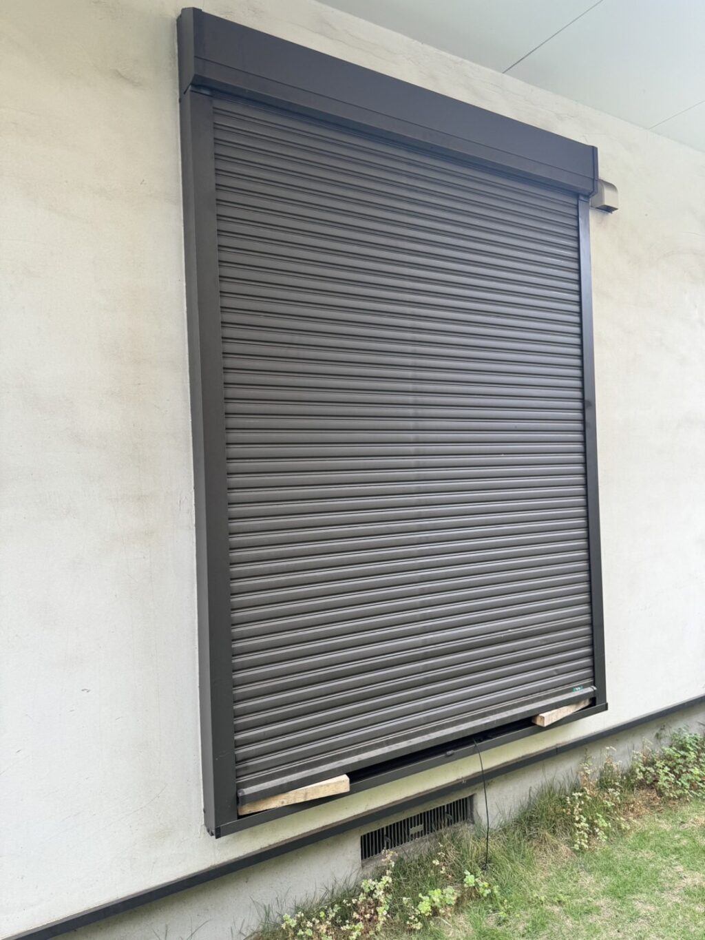 長年使用した窓手動シャッターの開錠作業の修理事例