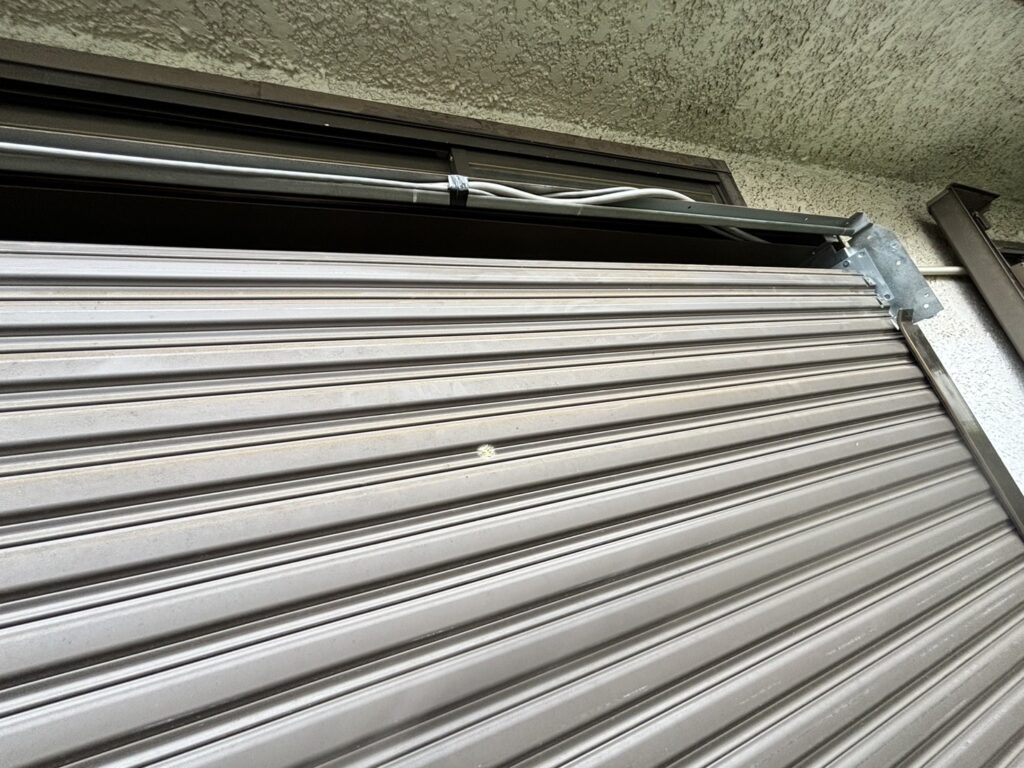 窓手動シャッターの注油と操作説明の修理事例