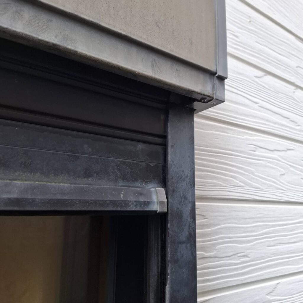 窓手動シャッターのスプリングシャフト交換工事の修理事例