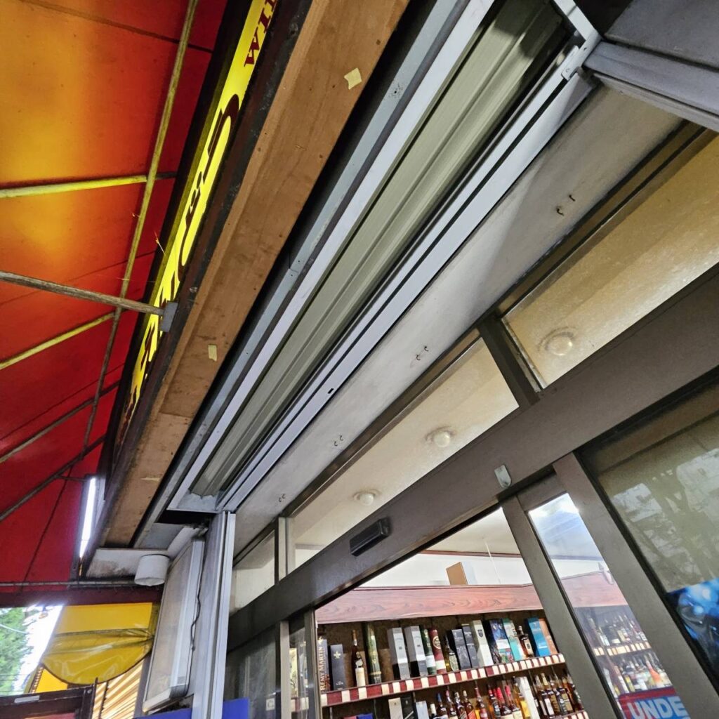 店舗用手動シャッターのバネスラ・錠交換工事の修理事例