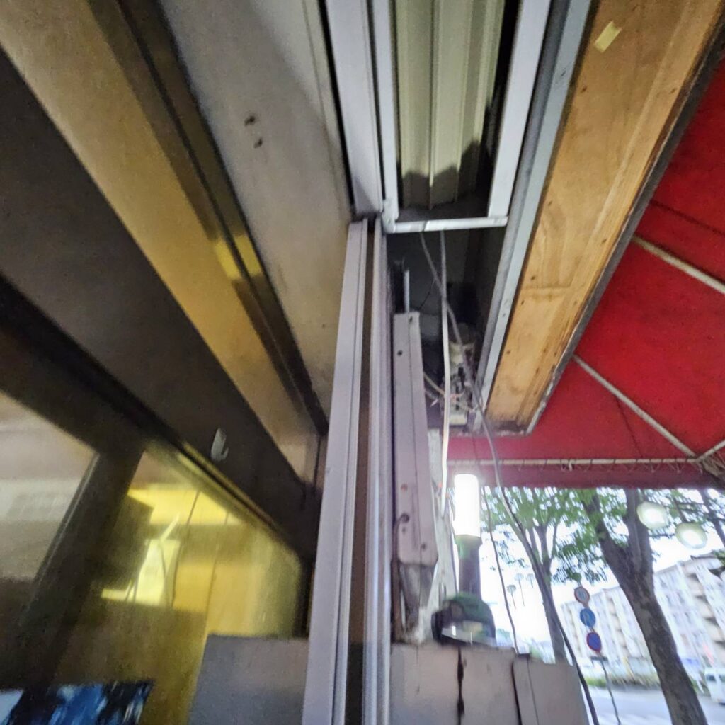 文化製 手動入口シャッターのシリンダー錠とラッチバー交換の修理事例