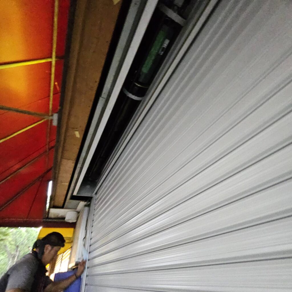 店舗手動シャッターのシリンダー交換の修理事例