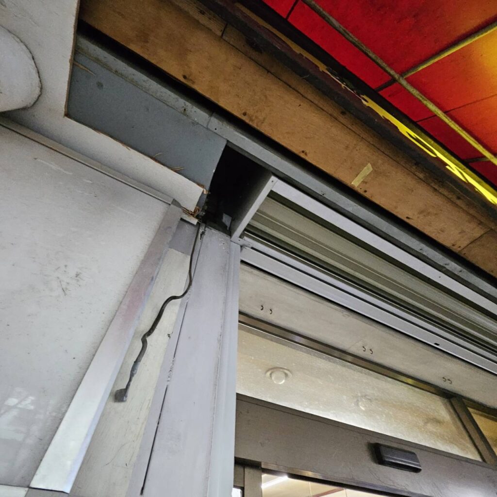 三和シャッター製店舗入口のスプリングシャフト交換の修理事例