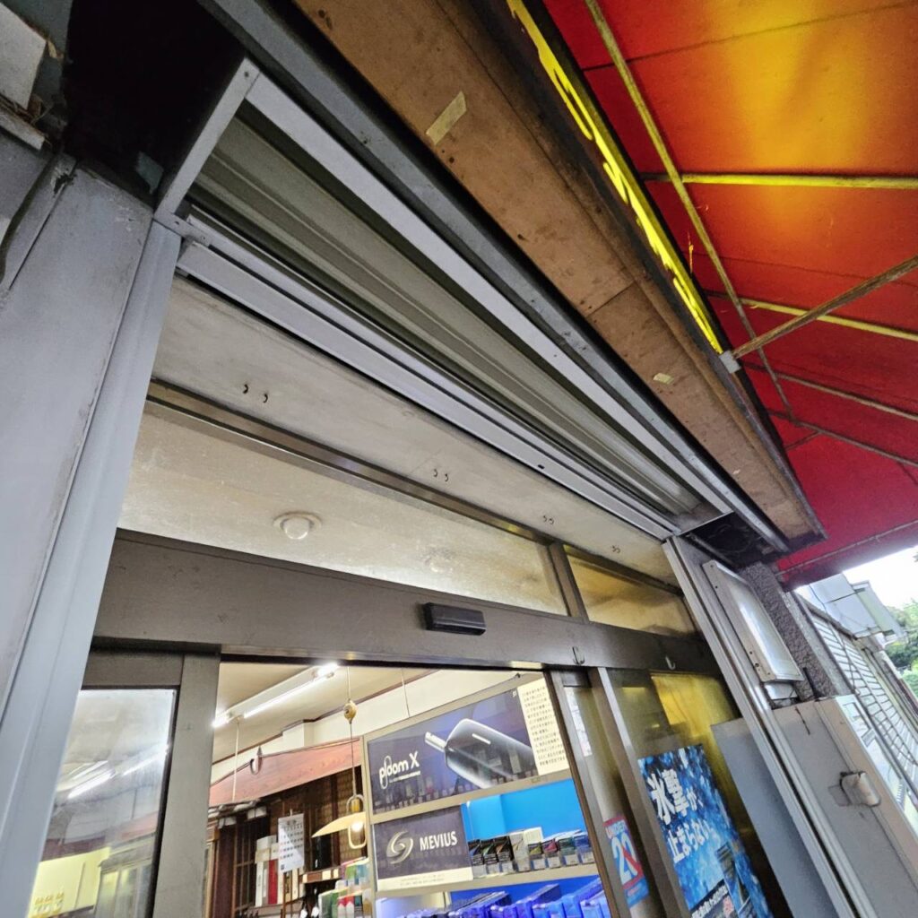 店舗手動シャッターのつぼがね交換工事の修理事例