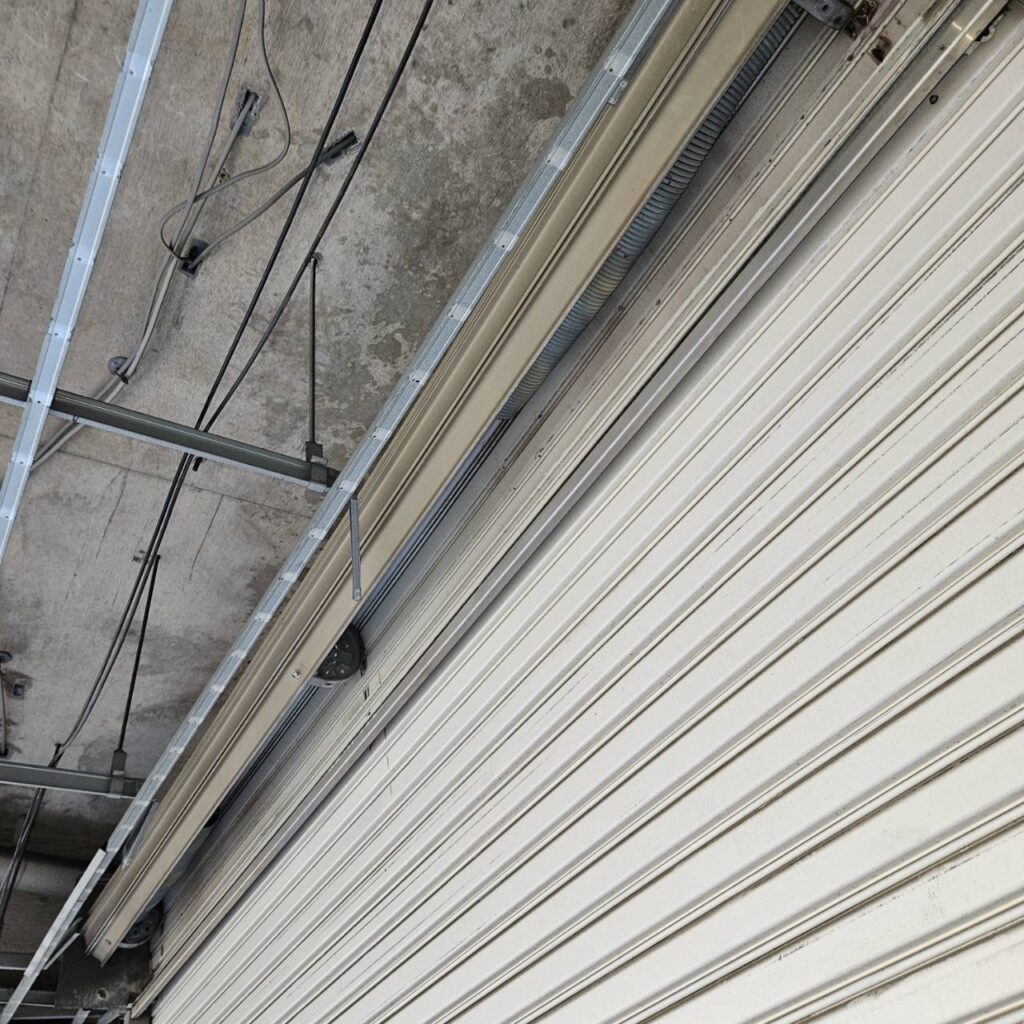 出入口手動シャッターの中身交換工事の修理事例