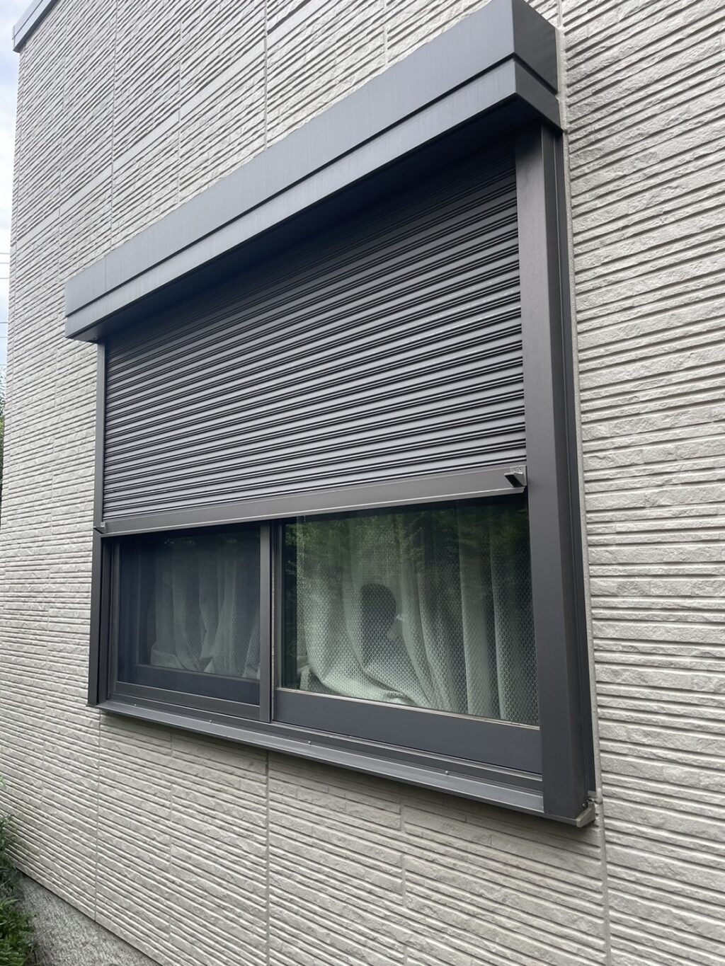 窓手動シャッター2箇所のバネスラ交換工事の修理事例