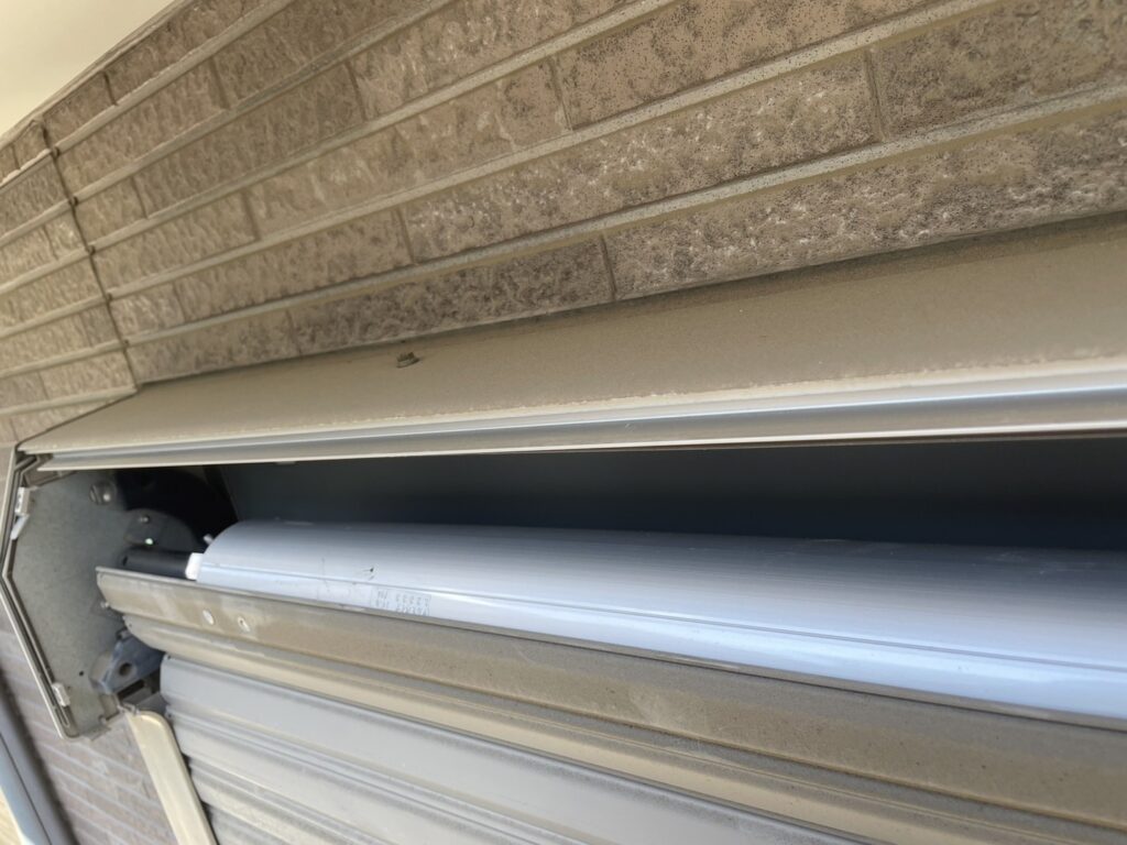 窓手動シャッター2箇所のバネ・スラット交換の修理事例