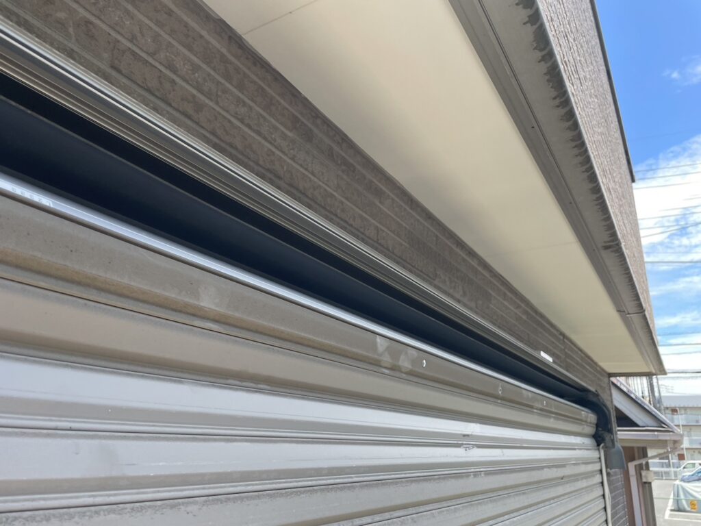 三和製窓手動シャッターのスプリングシャフト交換の修理事例