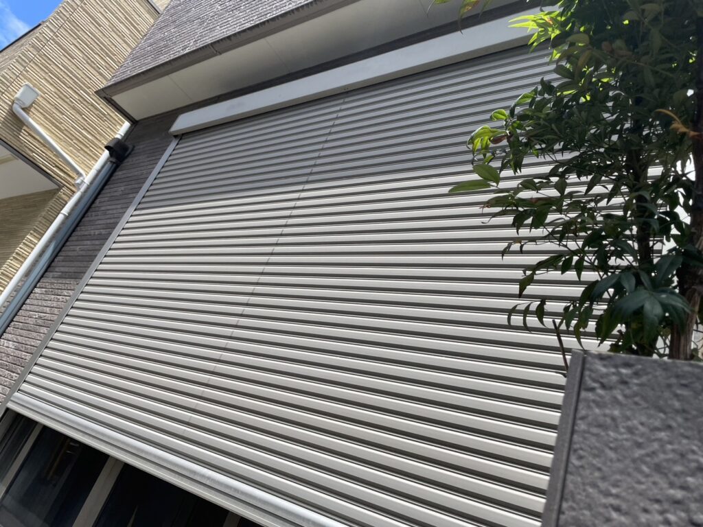 変形スラットを交換し電動窓シャッターを復旧の修理事例