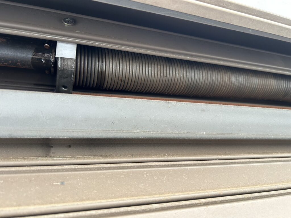 窓手動シャッターのスプリングシャフト・スラット交換の修理事例