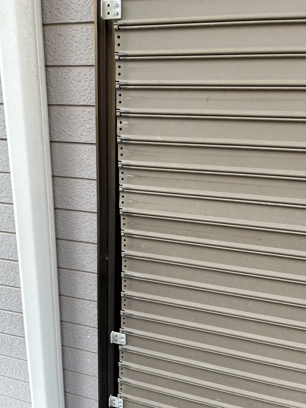 窓手動シャッターのバネ交換工事の修理事例