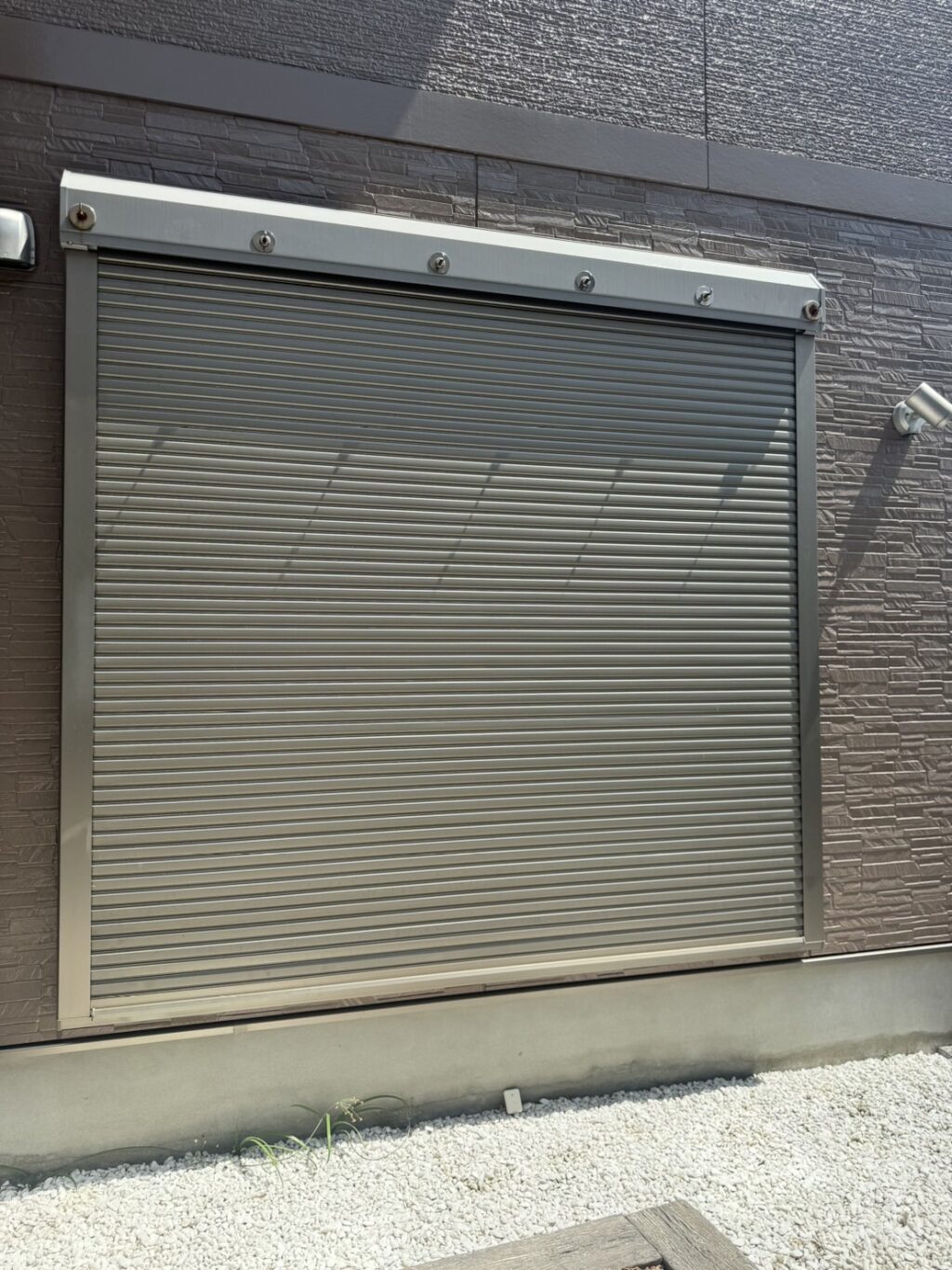 手動窓シャッターのバネスラ交換工事の修理事例