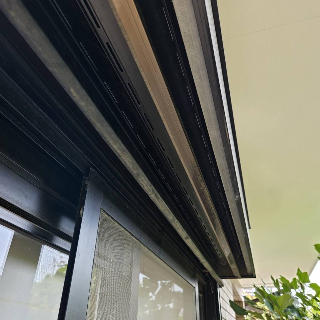 ステンレス製店舗電動シャッターの調整対応の修理事例