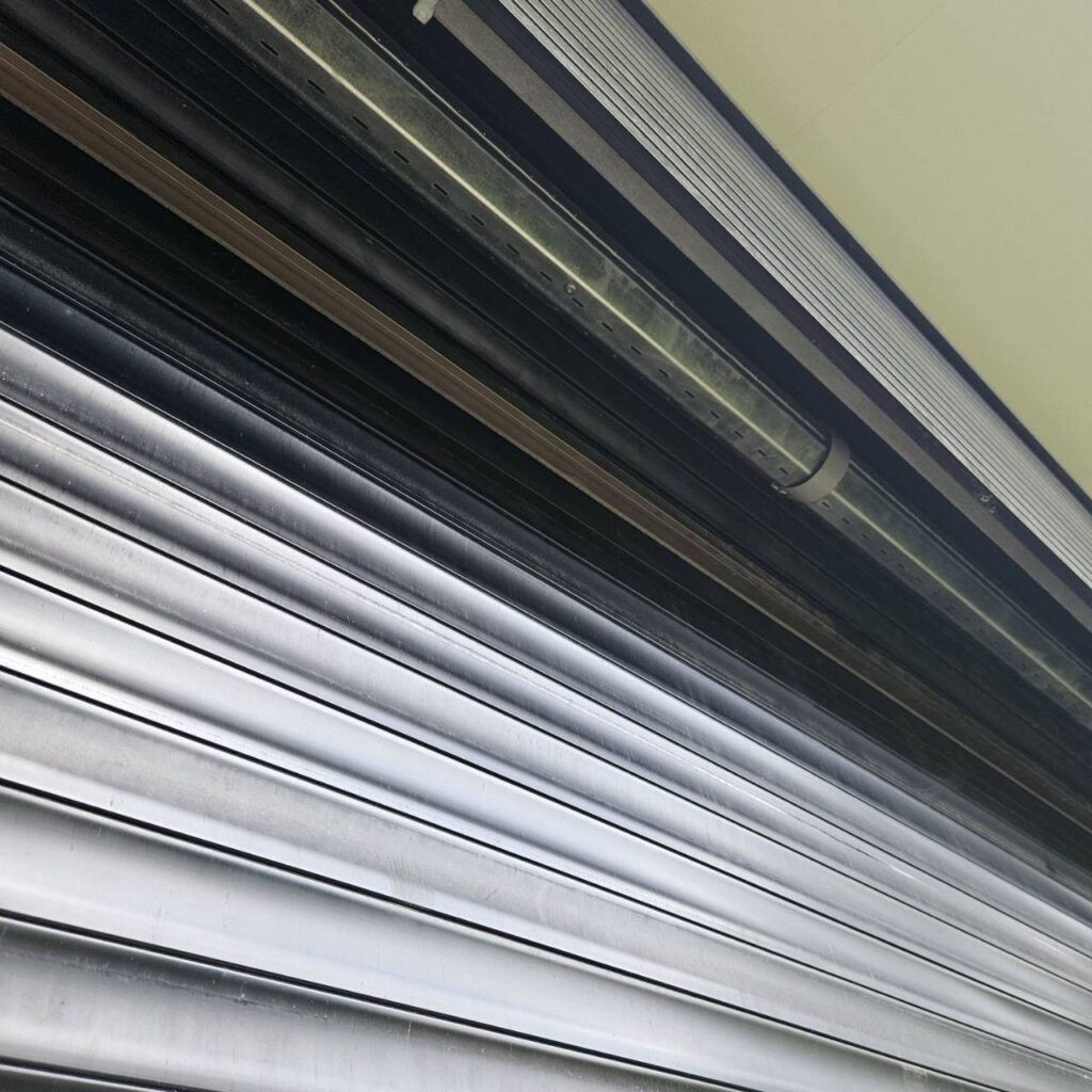 店舗手動シャッターの鍵付きスラット交換の修理事例