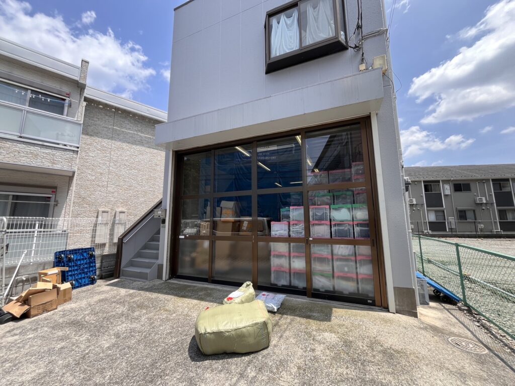 店舗手動シャッターのバネ交換工事の修理事例