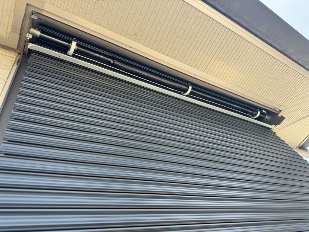 窓手動シャッターの巾木錠開錠作業の修理事例
