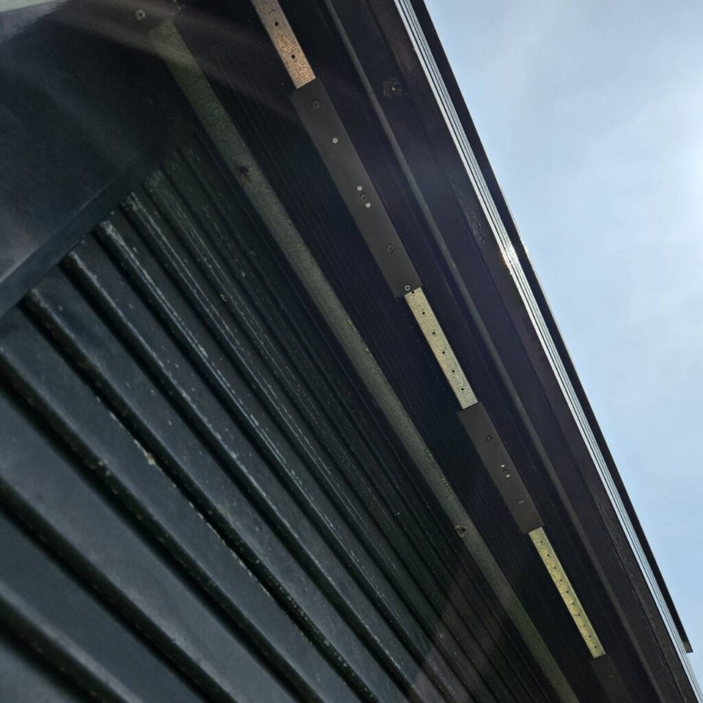 三和製窓手動シャッターの部品交換修理の修理事例