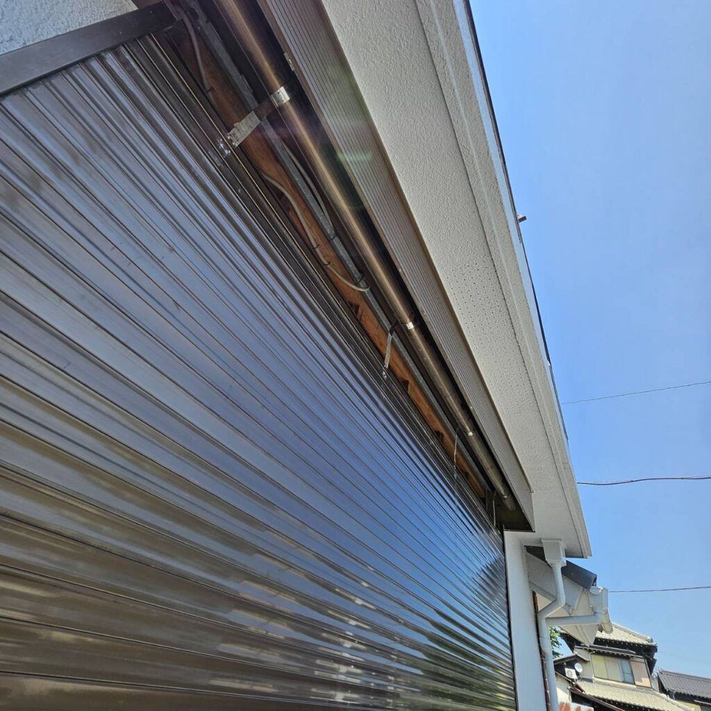 手動窓シャッター4箇所のバネ交換工事の修理事例