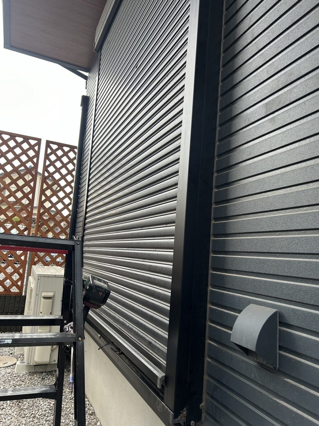 手動窓シャッターの巾木錠交換の修理事例