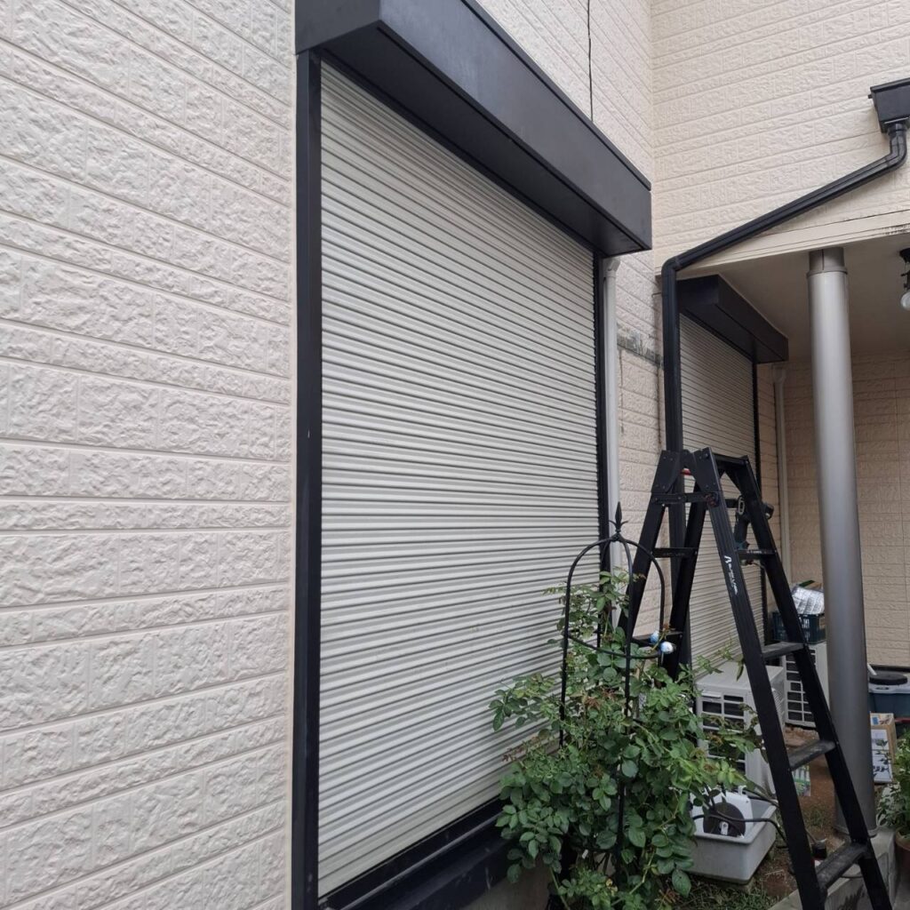 窓手動シャッターのバネ・スラット交換工事の修理事例