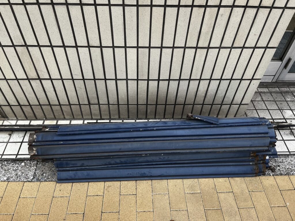 店舗手動シャッターの中柱受皿金具交換の修理事例