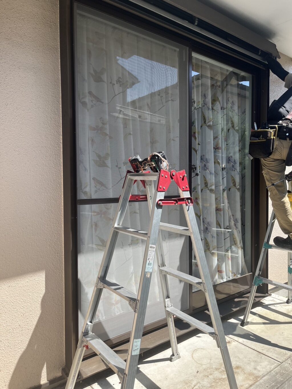 窓手動シャッターのバネ・スラット交換工事の修理事例