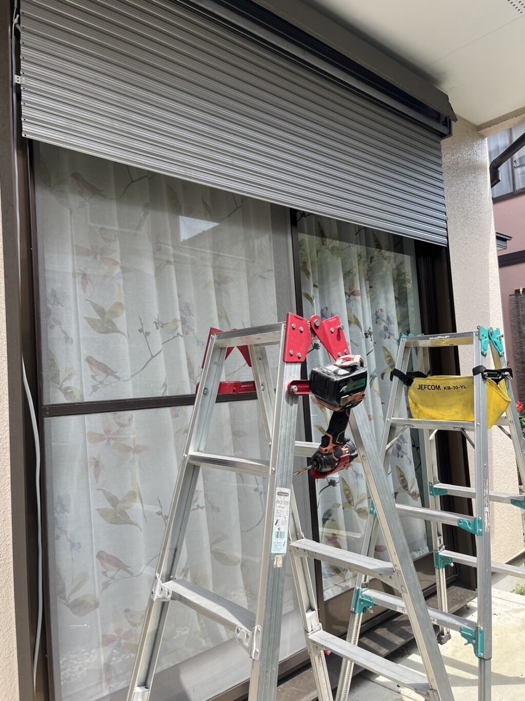 手動窓シャッターをソムフィ製電動開閉機へ交換の修理事例