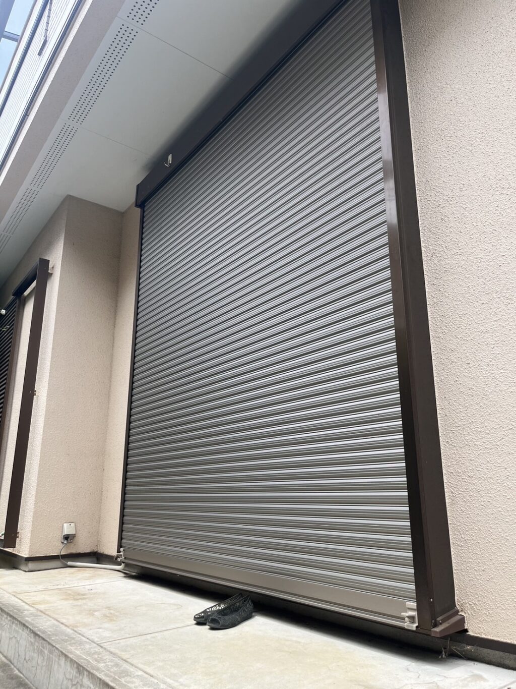 YKK製電動窓シャッターの開閉機交換（落雷対応）の修理事例