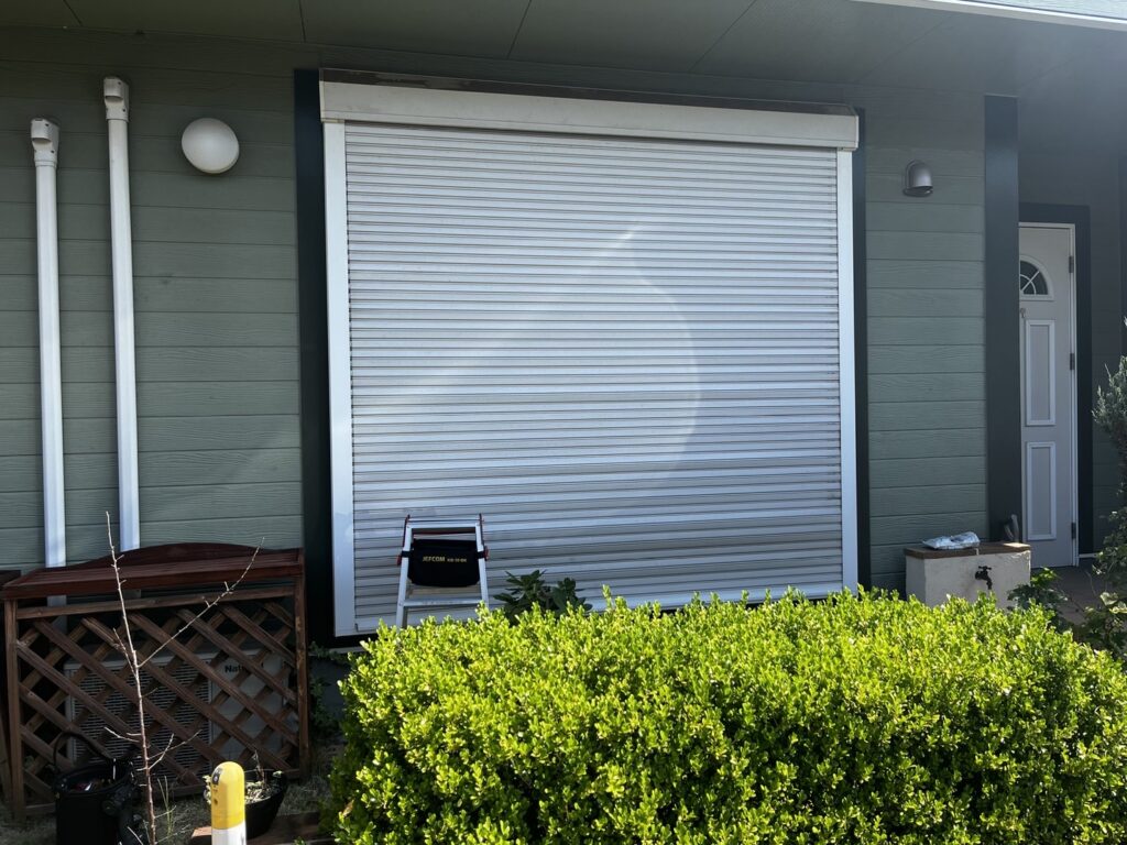 歪みにより停止した窓用手動シャッターの修理の修理事例