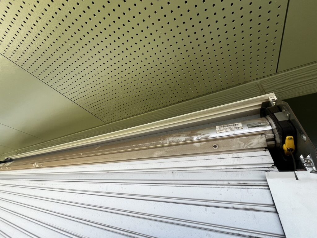 新日軽製手動窓シャッターの鍵受け金具修理の修理事例