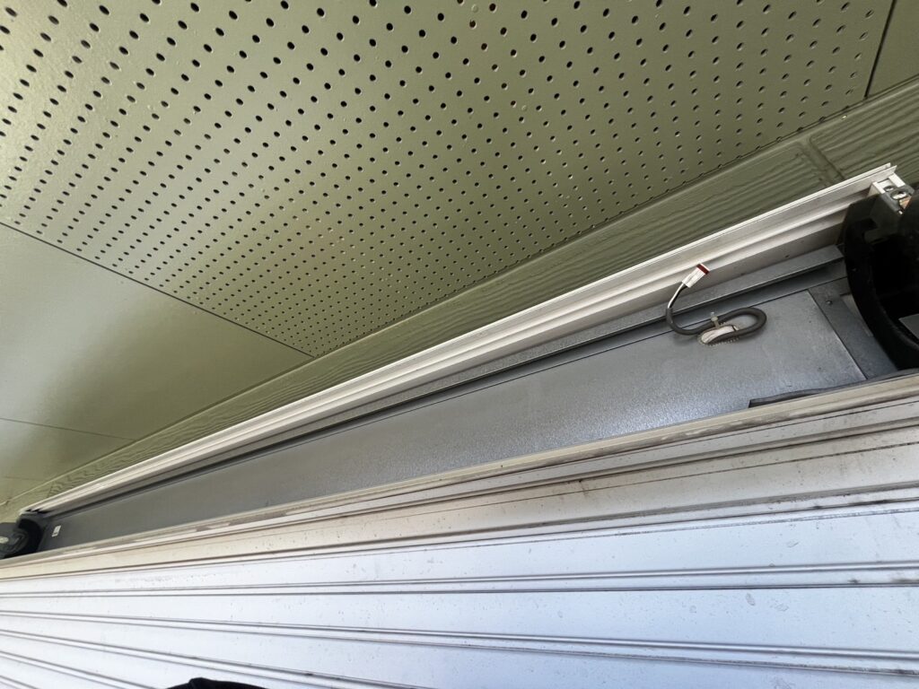 窓電動シャッター3カ所の内部交換工事の修理事例