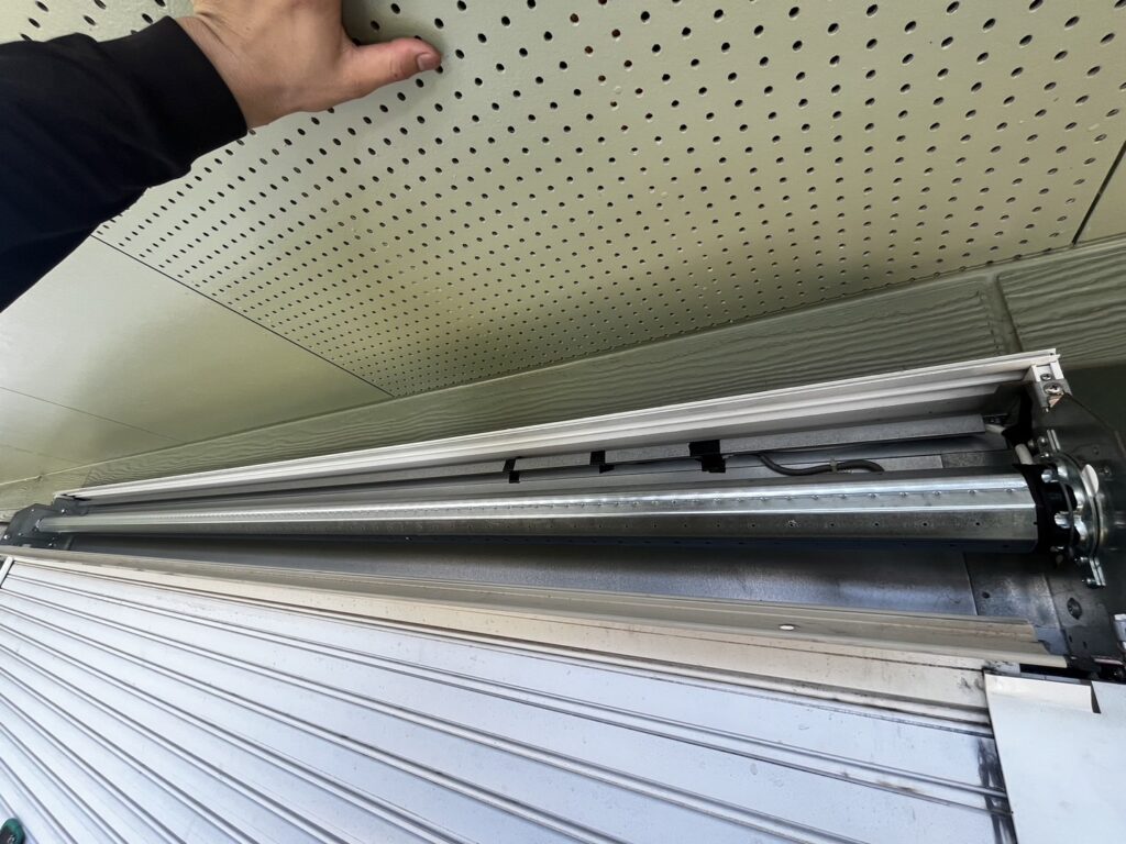 不明メーカー手動窓シャッターのバネ・スラット交換の修理事例