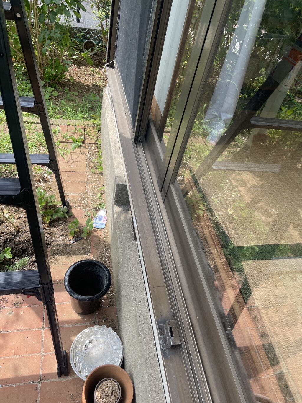 TOSTEM製電動窓シャッター2台のメンテナンスの修理事例