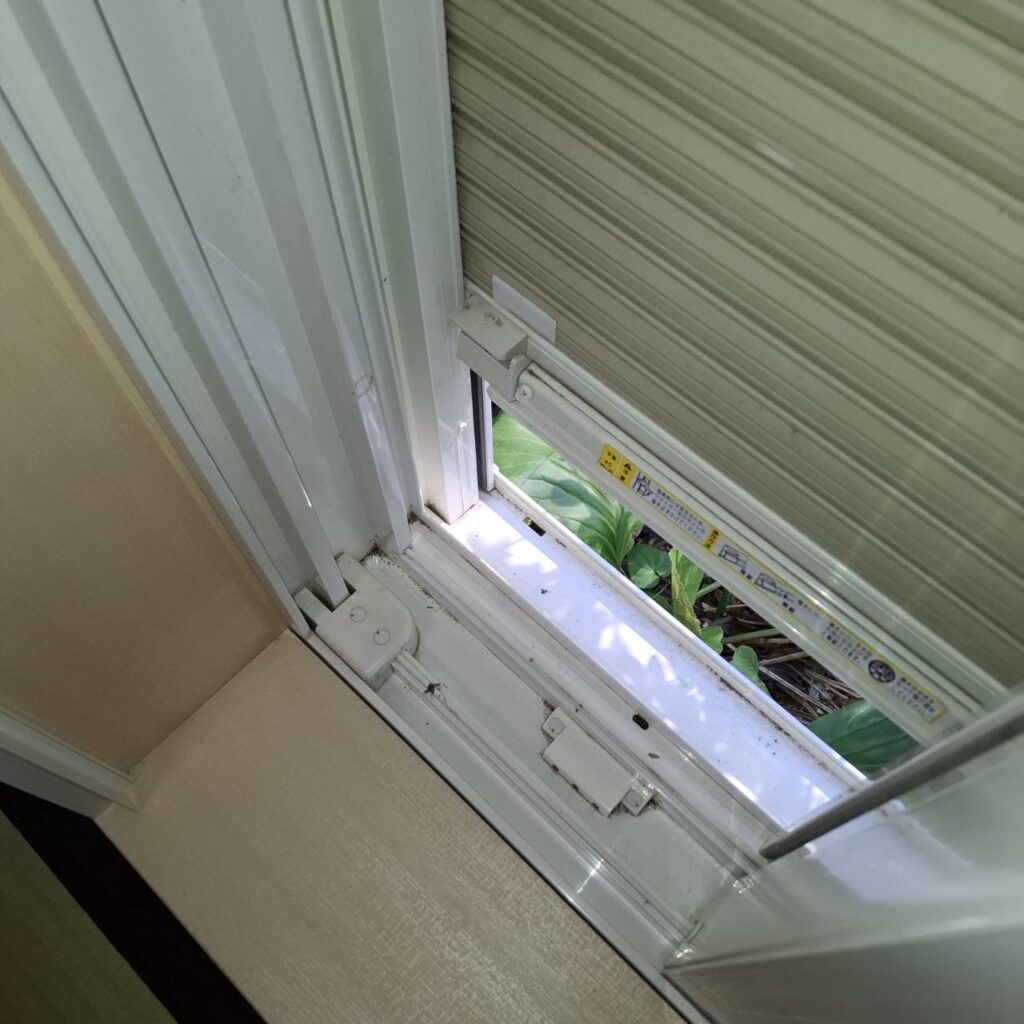 窓手動シャッターの部品交換工事の修理事例