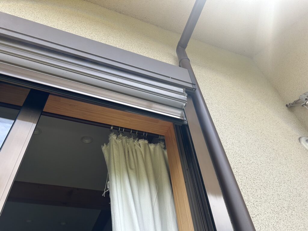 窓手動シャッターのバネ交換と調整作業の修理事例